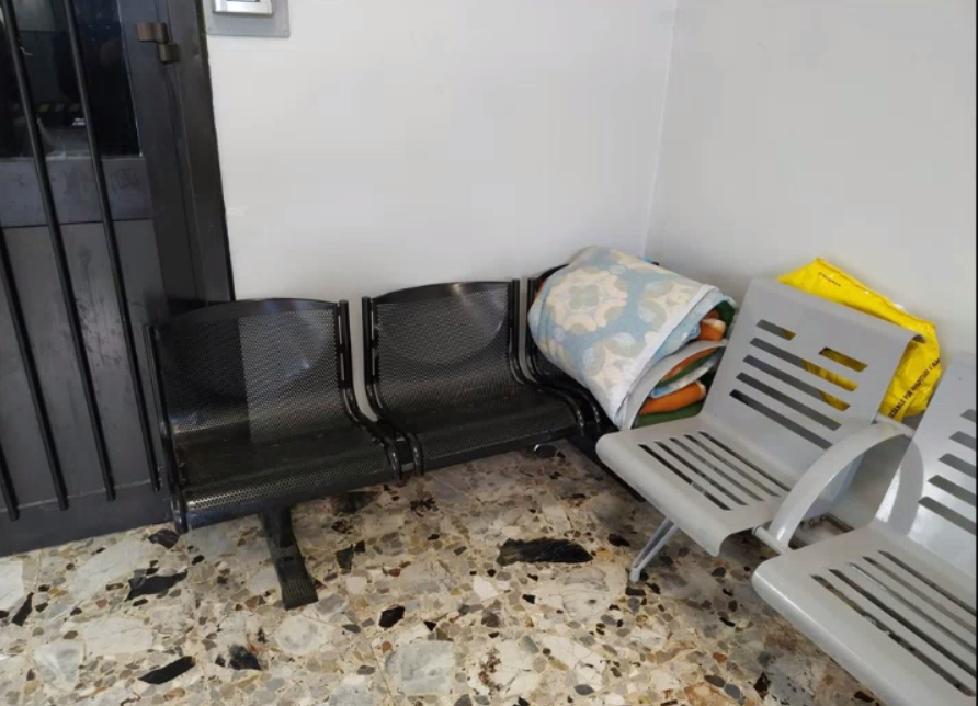 Vivo in stazione ad Arona, mi hanno sbattuto fuori e sono al freddo