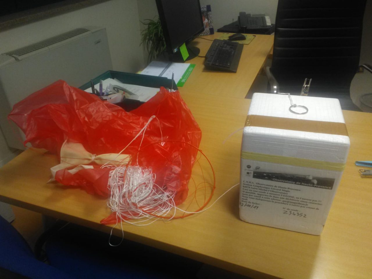 Dal cielo cade col paracadute a Castelletto un oggetto misterioso