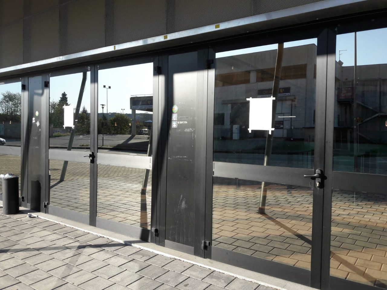 PalaEolo sigillato: a Castelletto i carabinieri fanno sgomberare tutti