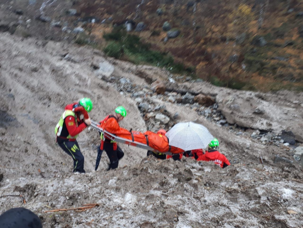 Escursionisti bloccati nella neve in alta montagna