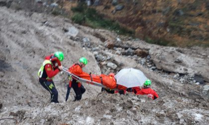 Escursionisti bloccati nella neve in alta montagna