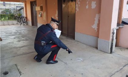 Respinto dalla ex, le fa esplodere una bomba carta sulla porta