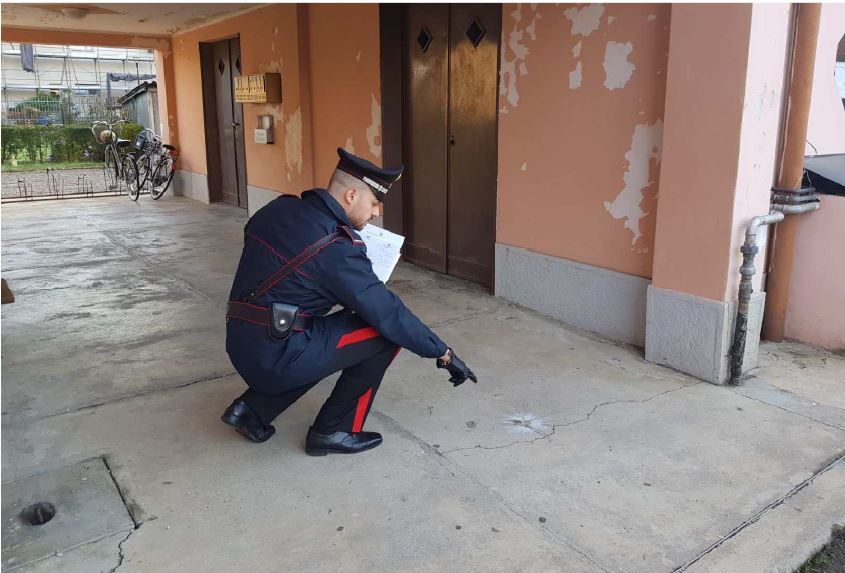 Respinto dalla ex, le fa esplodere una bomba carta sulla porta