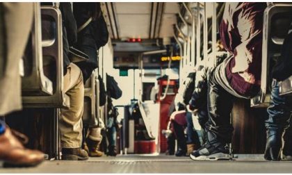 No no qui non ti siedi. Così una donna sul bus a una bambina di colore
