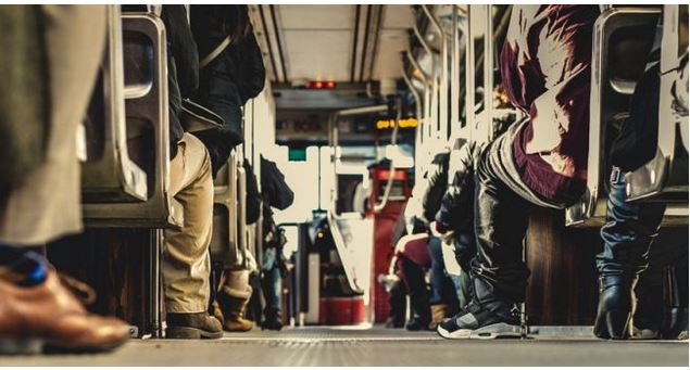 No no qui non ti siedi. Così una donna sul bus a una bambina di colore