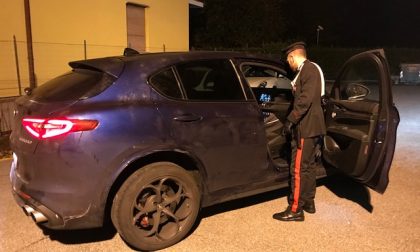 Arona inseguimento da film: ladri abbandonano auto con armi e refurtiva