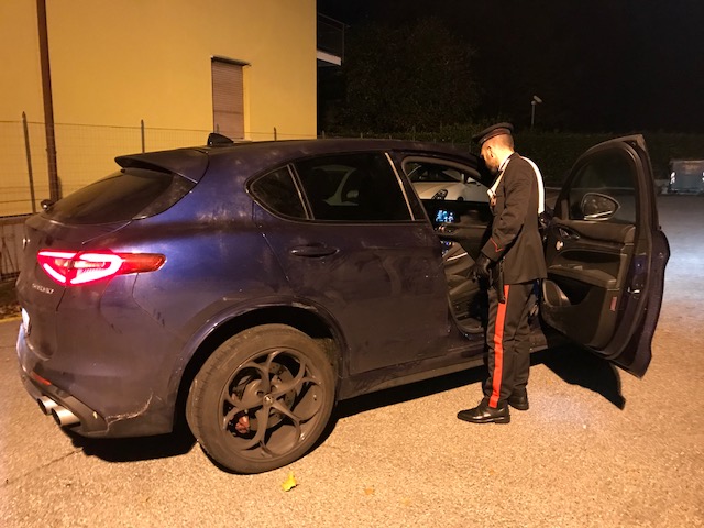 Arona inseguimento da film: ladri abbandonano auto con armi e refurtiva