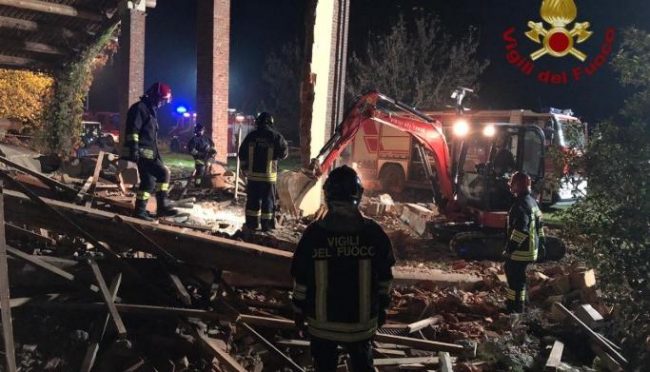 Due esplosioni e crolla una casa: morti tre Vigili del fuoco