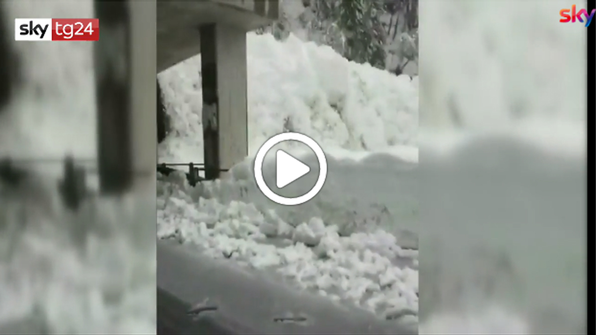 La frana di neve sembra una cascata VIDEO