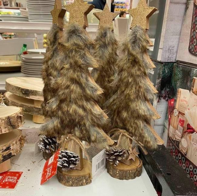 Albero con pelliccia (sintetica) da Esselunga: gli animalisti protestano