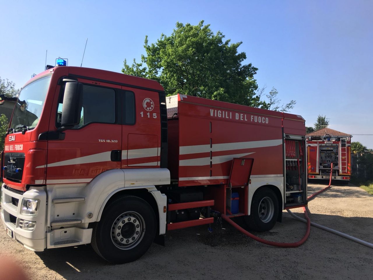 Incendio a Vaprio d’Agogna, brucia edificio agricolo