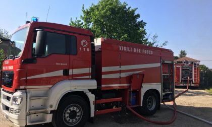 Incendio a Vaprio d'Agogna, brucia edificio agricolo