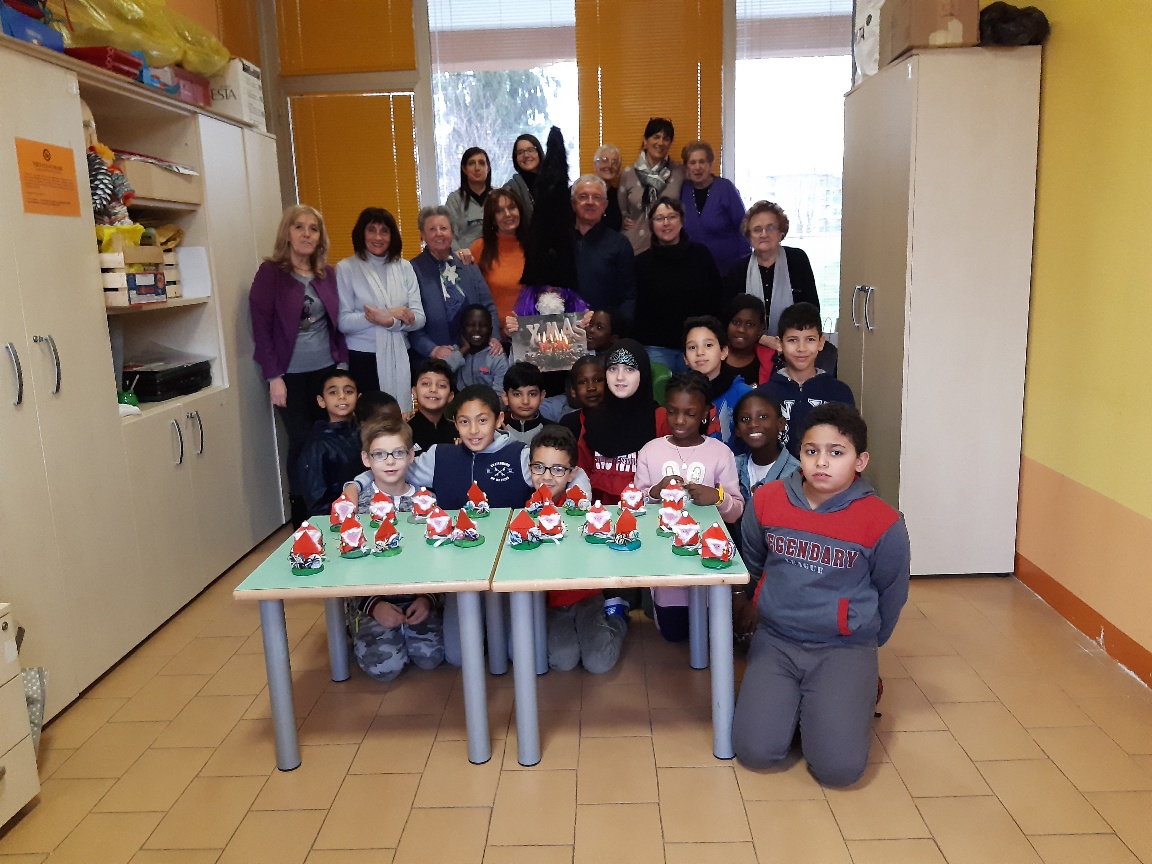 Festa degli auguri natalizi al centro comunale di via Molli a Borgomanero