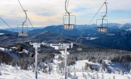 Si lancia dalla seggiovia e scende sullo snowboard: denunciato