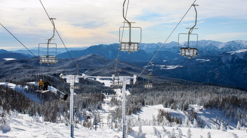 Si lancia dalla seggiovia e scende sullo snowboard: denunciato