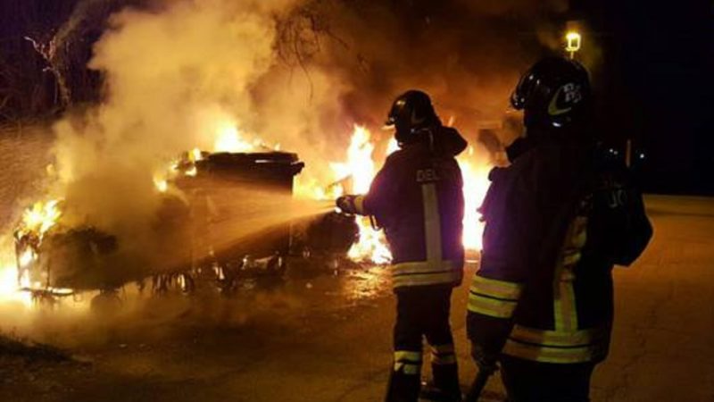 Fiamme sulla Torino-Milano: incendiati cassonetti dei rifiuti