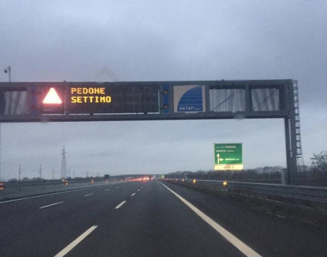 Cammina sulla Torino Milano: fermato dalla Stradale novarese