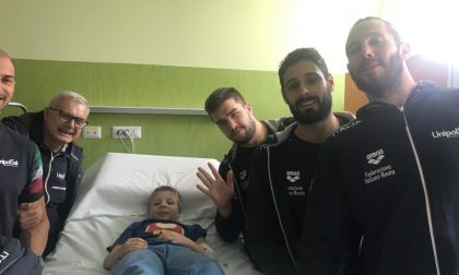 La nazionale di pallanuoto in visita alla pediatria del Maggiore