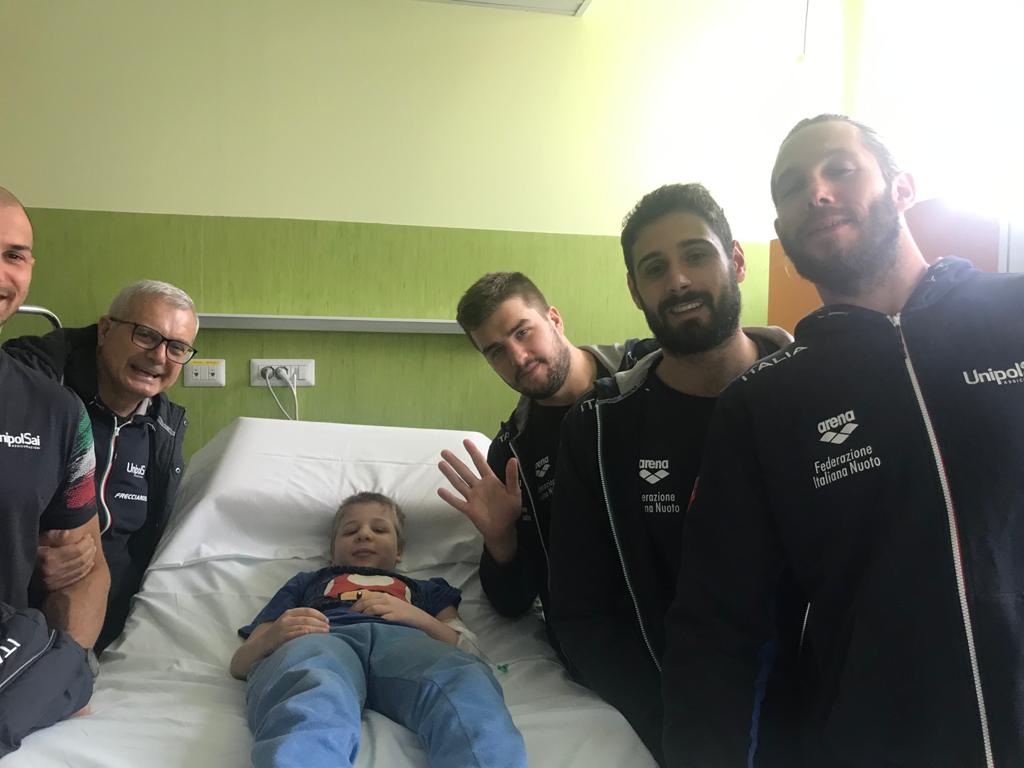 La nazionale di pallanuoto in visita alla pediatria del Maggiore