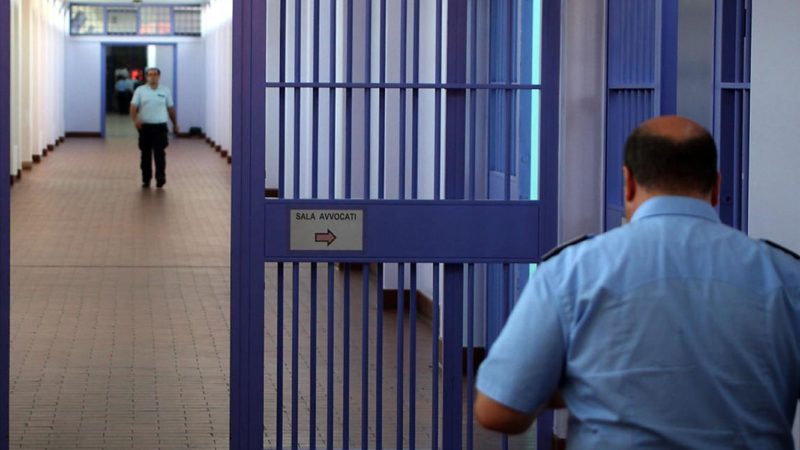 Esce dal carcere e ruba un’auto per tornare a casa