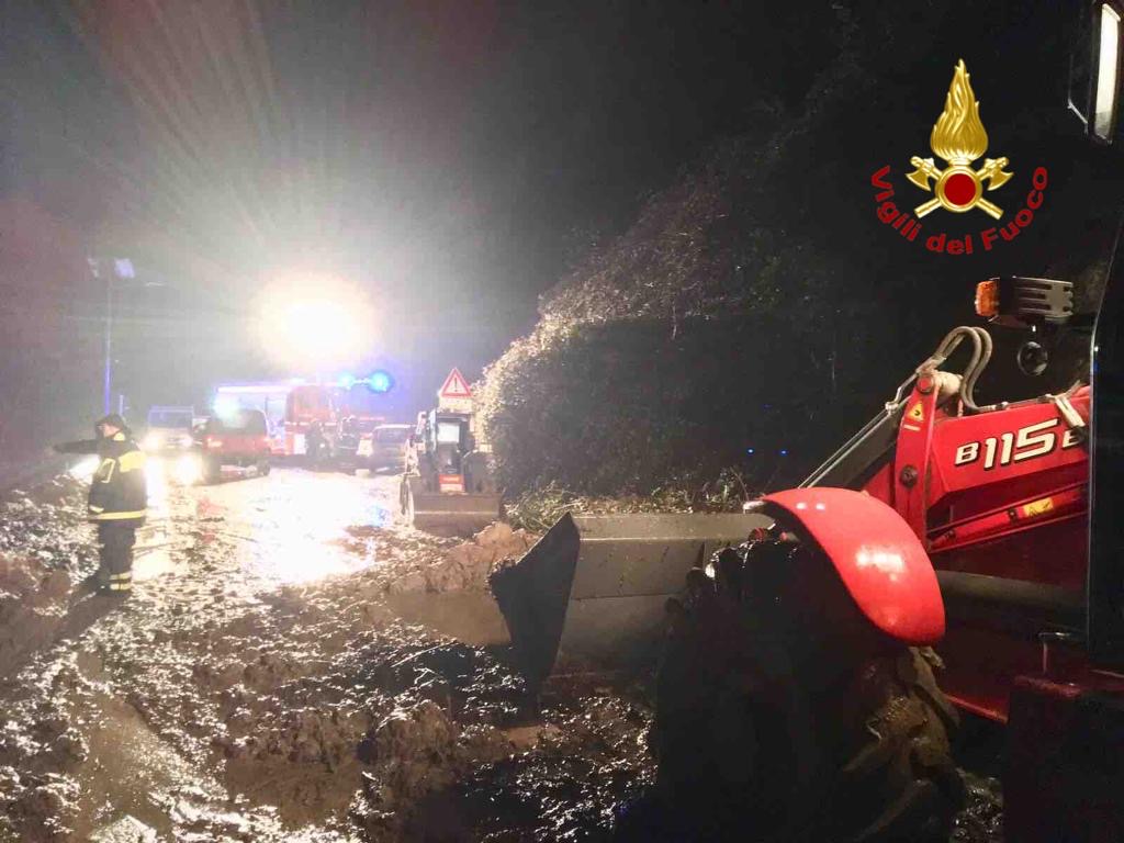 Frana travolge due auto fra Borgomanero e Gargallo FOTO