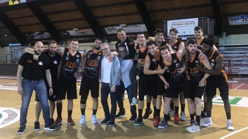 Squadra di basket va in pellegrinaggio a Boca per chiedere di tornare a vincere