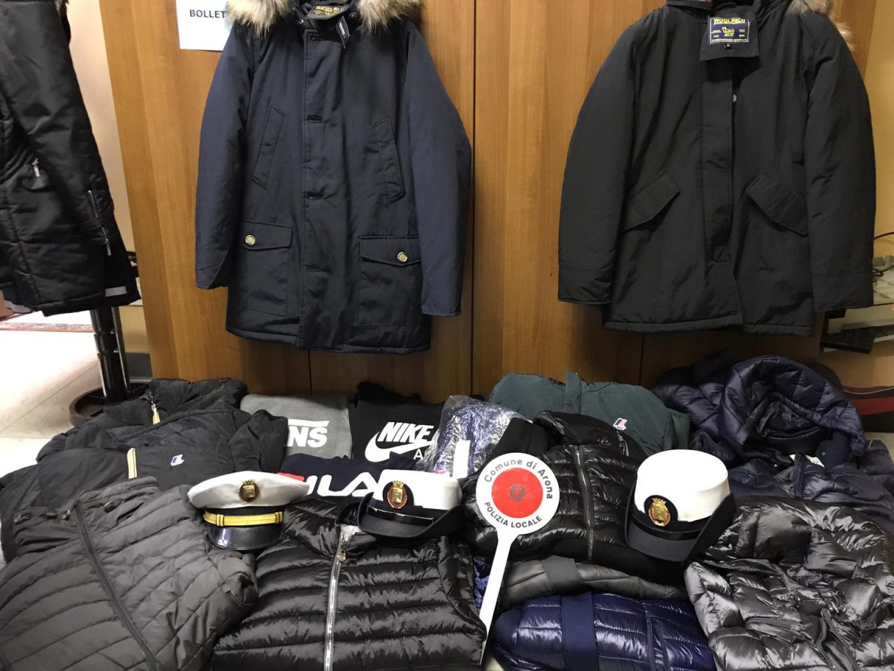 Arona vende abbigliamento “tarocco” al mercato: beccato dalla polizia locale