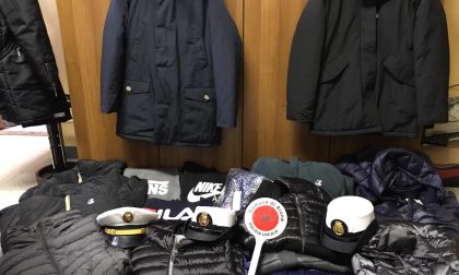 Arona vende abbigliamento “tarocco” al mercato: beccato dalla polizia locale