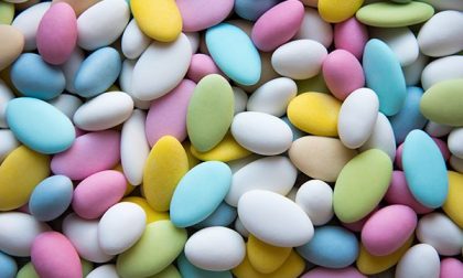 Troppi coloranti nei confetti con mandorla rossi a marchio Pelino: richiamati