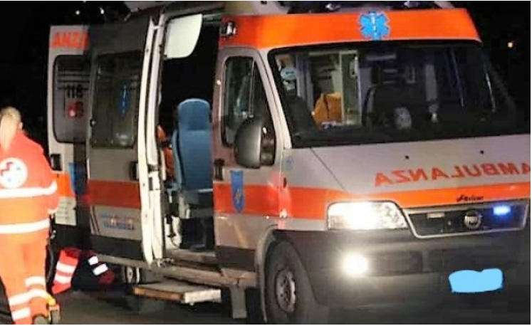 Monopattino sbatte contro un pullman, è in prognosi riservata