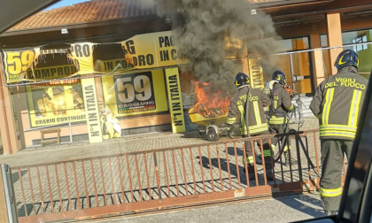 Barca a fuoco a Castelletto di fronte al Compro Oro