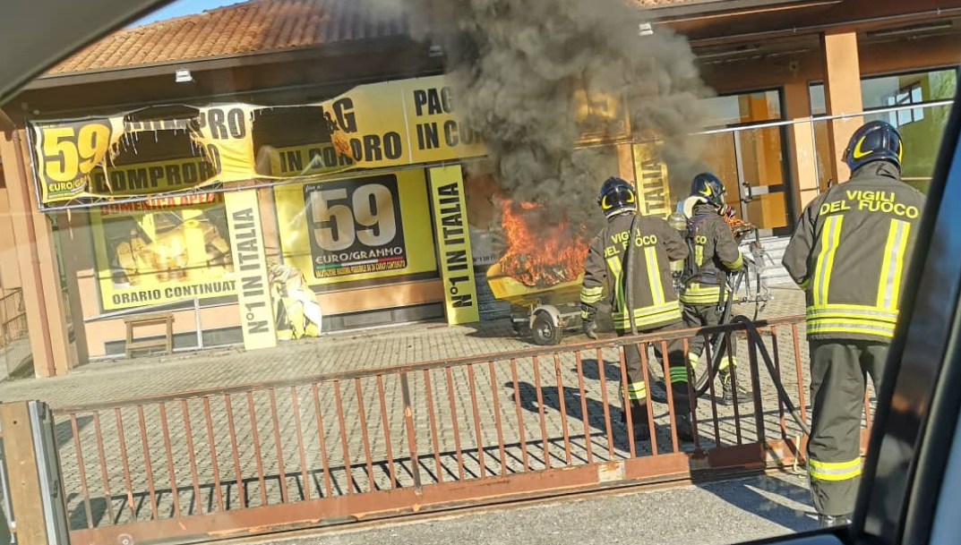 Barca a fuoco a Castelletto di fronte al Compro Oro