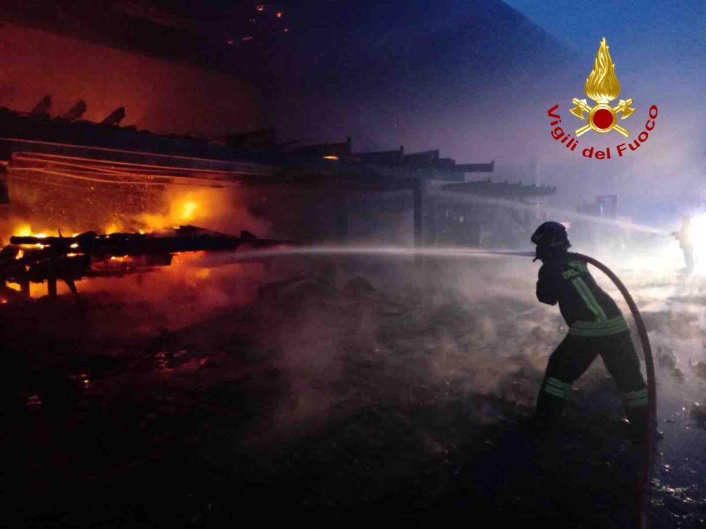 Incendio alla segheria di Oleggio Castello