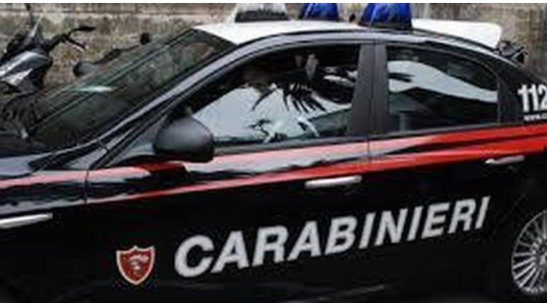 Festeggia Capodanno sfasciando a martellate le telecamere del vicino