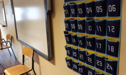 Cellulari come cappotti appesi in classe appena si entra in aula: l’idea nel biellese