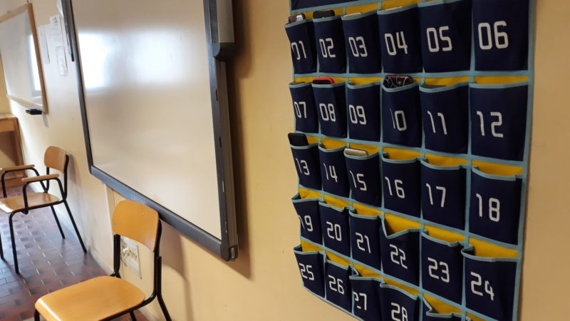 Cellulari come cappotti appesi in classe appena si entra in aula: l’idea nel biellese