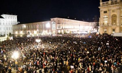 Sardine a Torino, più di 30 mila in piazza Castello