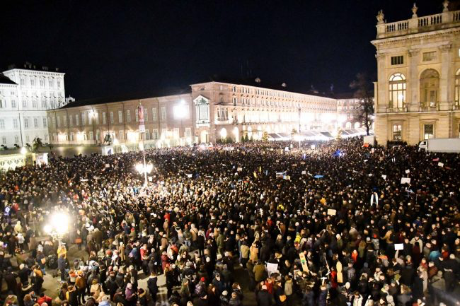 Sardine a Torino, più di 30 mila in piazza Castello
