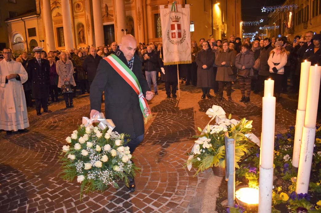 Immacolata a Borgomanero la città onora la statua in piazza Martiri