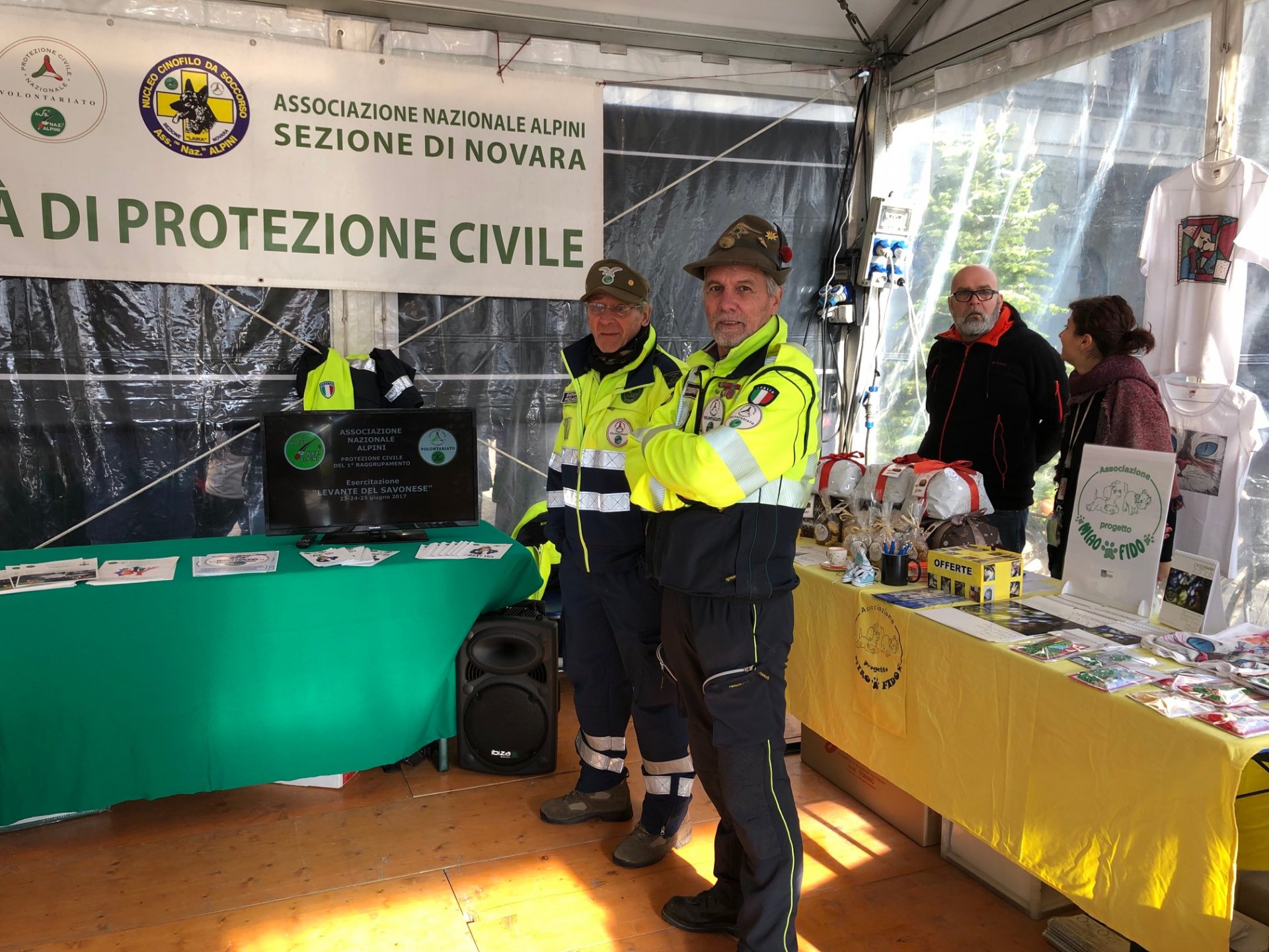 Mercatino solidarietà 1