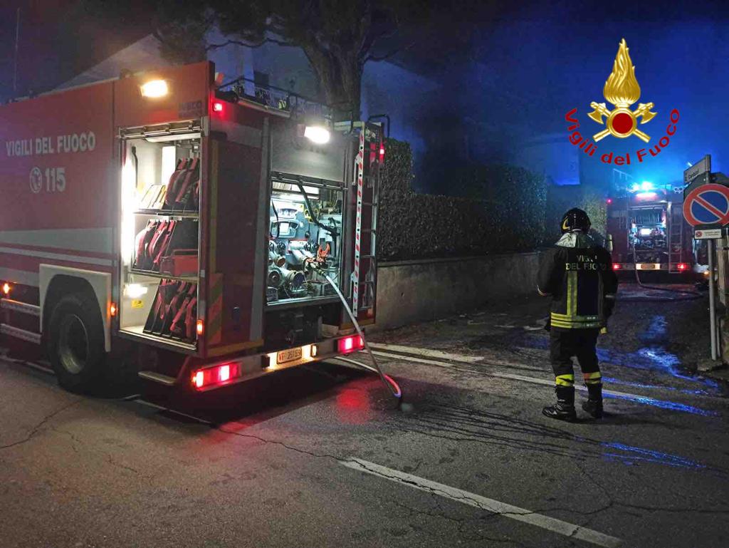 Fiamme in casa a Dormelletto: intervengono i pompieri