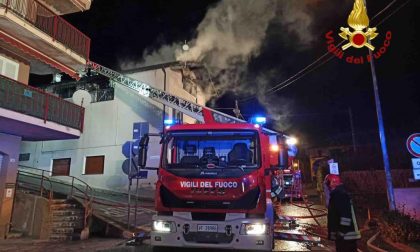 Avvolta dalle fiamme una casa a Colazza: i pompieri al lavoro fino all'alba