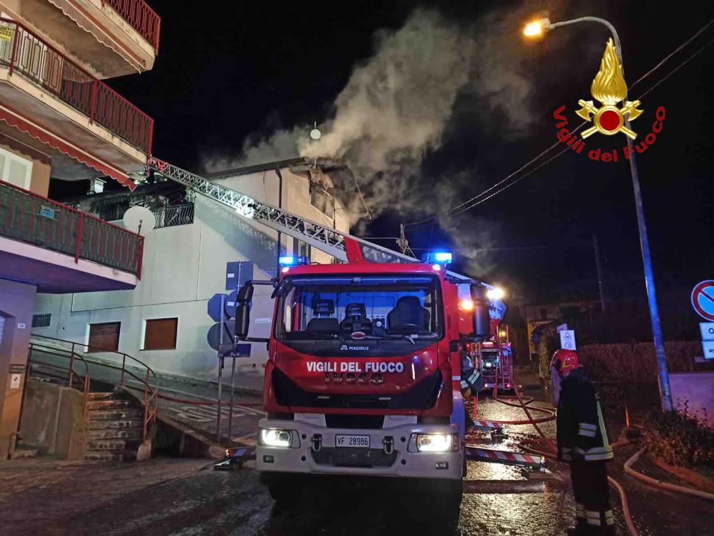 Avvolta dalle fiamme una casa a Colazza: i pompieri al lavoro fino all’alba
