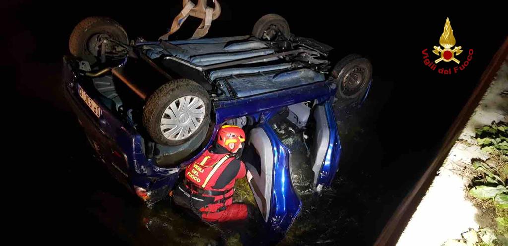 Macchina nel canale a Castellazzo Novarese: all’interno tre persone