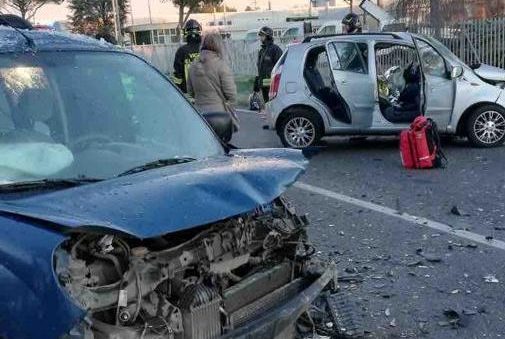 Cinque feriti in uno scontro che ha coinvolto tre auto a Vaprio