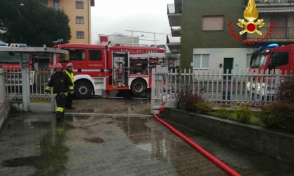 Paura a Borgomanero per un tetto in fiamme