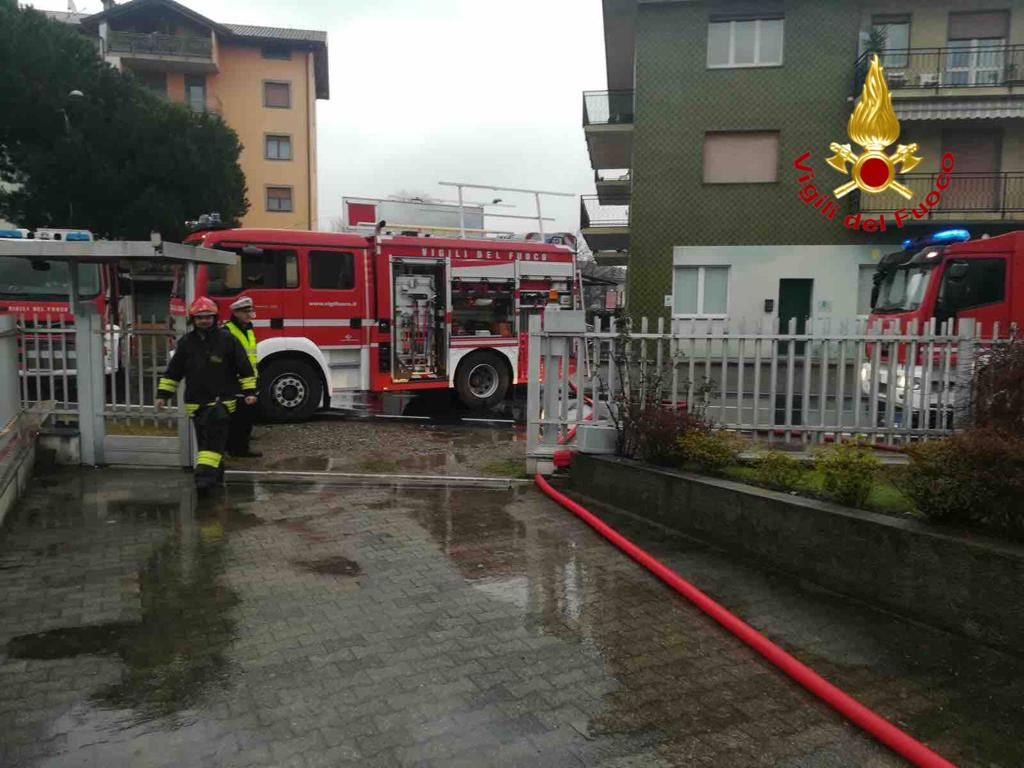 Paura a Borgomanero per un tetto in fiamme
