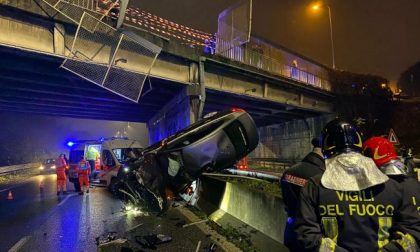 Auto sfonda le barriere e precipita dal cavalcavia: FOTO