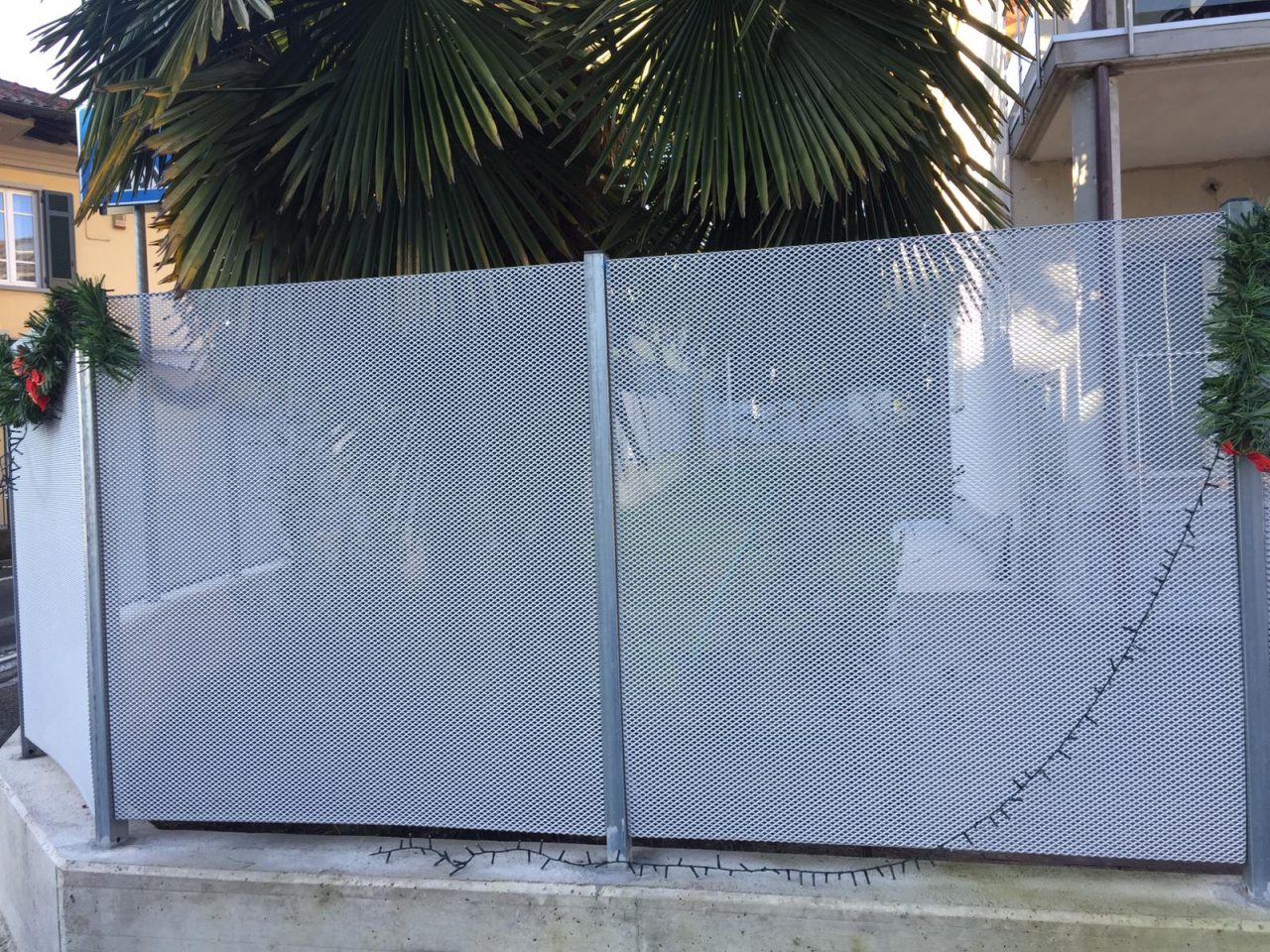 Tagliate e rubate le decorazioni natalizie della sede di Blu Radio ad Arona VIDEO