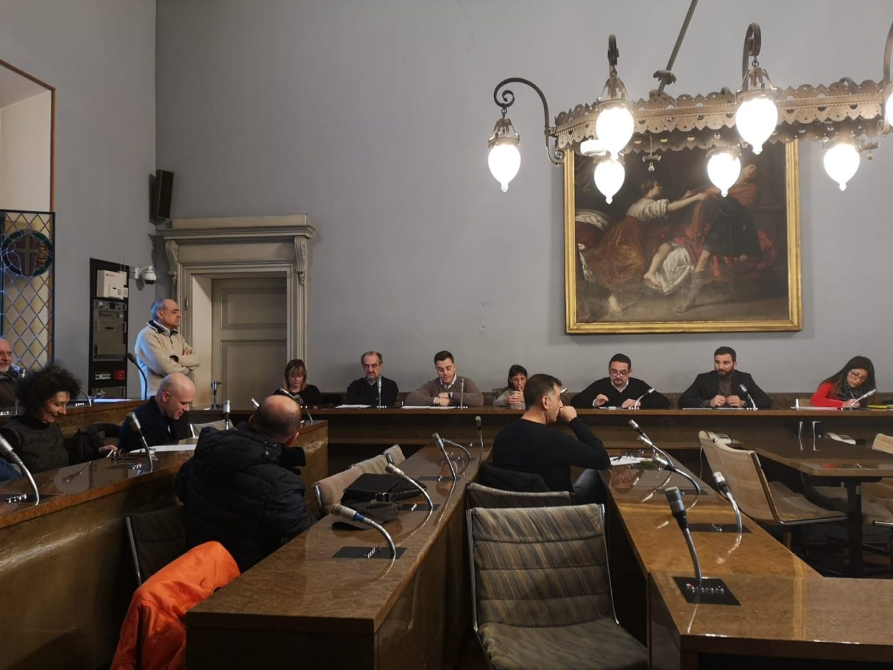 Novara, in Comune si urla su parcheggi e rinnovo convenzione